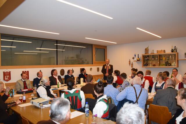 Vizebürgermeister Christian Köfler hob in seiner Rede die Bedeutung des Trachtenverbands für die Gemeinschaft hervor. | Foto: Veronika Schuler