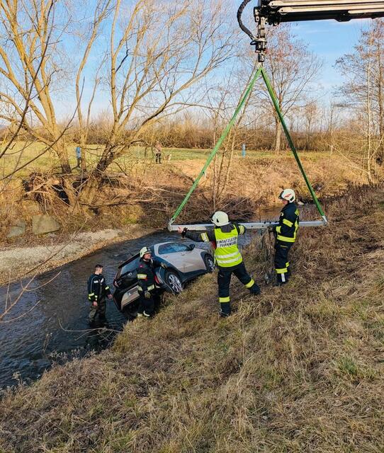 Die Feuerwehr Oberwart verhinderte ein weiteres Abrutschen des Autos in die Pinka.  | Foto: Stadtfeuerwehr Oberwart