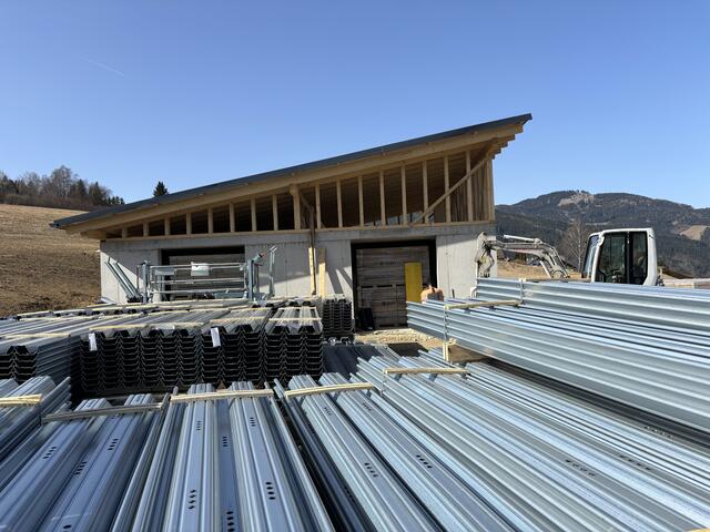 Die Rahmenprofile für die Photovoltaik-Anlage und im Hintergrund das Batteriespeichergebäude. | Foto: Koidl