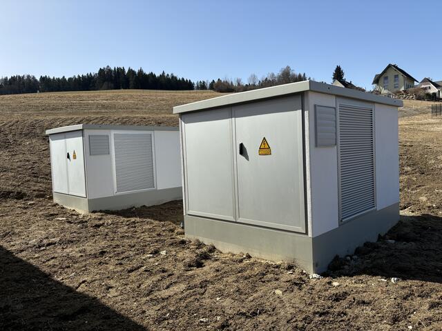 Die beiden Trafos, die den Strom direkt in das Versorgungsnetz der Stadtwerke Mürzzuschlag einleiten.  | Foto: Koidl