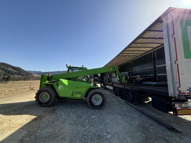 Eine weitere Lieferung von Rahmenprofilen für die Montage der Photovoltaik-Module.  | Foto: Koidl
