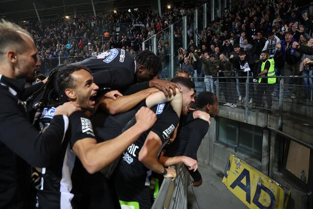 Sturm im Freudentaumel nach dem 2:1-Siegestreffer im Grazer Derby. | Foto: GEPA