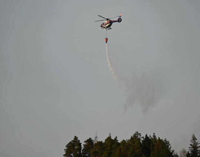 Mehrere Löschhubschrauber sind im Einsatz, um das Feuer aus der Luft zu bekämpfen.
 | Foto: Doku NÖ