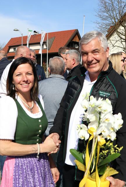 Für Sabine Lernpaß gab es Blümchen vom Bürgermeister | Foto: Langmann