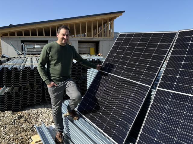 Martin Schechtner mit zwei der 5.000 Photovoltaik-Module.  | Foto: Koidl