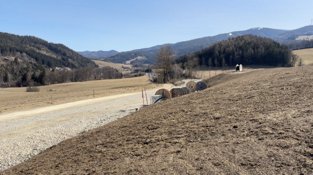 Hier entstehen die 18 überdachten Stellplätze für Elektroautos. | Foto: Koidl