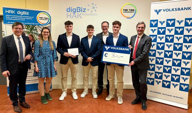 Siegerteam HelioDATA bekommt das Preisgeld der Volksbank Mistelbach. 
Christian Rindhauser, Alexandra Grohmann, Florian Fröhlich, Fabian Böck, Josef Eberhart, Michael Hager und Klaus Spanner | Foto: Astrid Tröstl