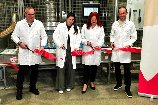 Eröffnung per Scherenschnitt: Gerd Jonak (Stv. Innungsmeister), Martina Kornfeilova (GF Kornfeil), Landesrätin Cornelia Hagele und Mathias Mölk | Foto: Hassl