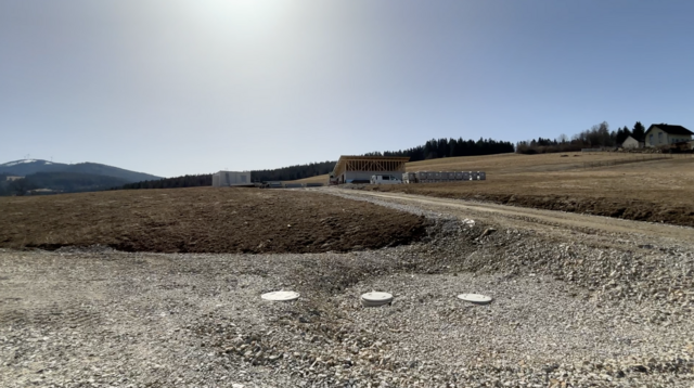 Auf der ehemaligen „Rinnhofer Wiese“ in Mürzzuschlag entsteht gerade auf 3,5 Hektar eine in Österreich einzigartige Agri-Photovoltaik-Anlage in Kombination mit einer Marktgärtnerei.
 | Foto: Koidl