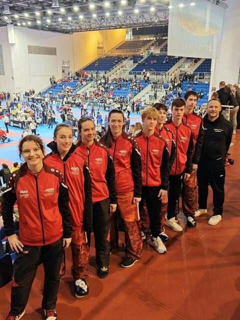 Emily Roth, Anna Schmidl, Emma Nukic, Viktoria Hader, Christoph Spielhofer, Matyas Salga, Felix Schmidl, Simon Raab und Coach Michael Gerdenitsch | Foto: Kickbox Club Rohrbach
