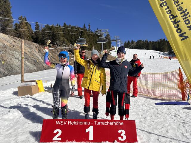 Die Mädels der U12 freuen sich über ihren Erfolg. | Foto: SK Feldkirchen