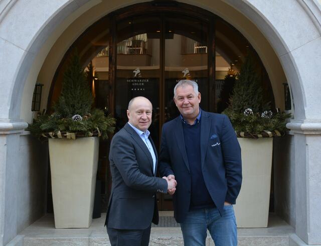 Bürgermeister Helmut Mall begrüßte Vasyl Khymynets in Sankt Anton am Arlberg. | Foto: St. Anton am Arlberg