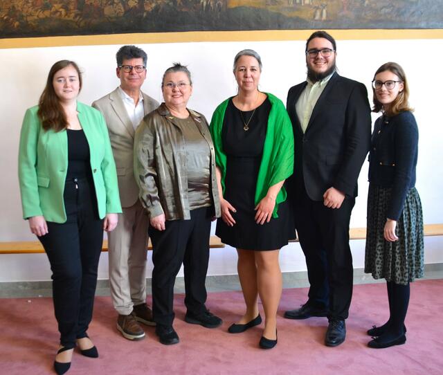 Die neuen Gemeinderät_innen der Grünen nach der konstituierenden Sitzung am 1.3.2025 im alten Rathaus.
von li: Mag.a Claudia Wolfert (UmweltGRin), Andreas Koller-Garber (Fraktionssprecher), geschäftsführende GRin Martha Günzl (Ressort Spiel- und Sportstätten, Wochenmärkte Gleichstellung), geschäftsführende GRin MMag.a Agnes Wühr (Ressort: Nachhaltigkeit, Klima, Umwelt, Energie), Jakob Korosec (EU-GR), Stephanie Faber | Foto: Grüne Perchtoldsdorf
