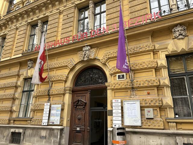 Die Pläne kann man im Amtshaus genauer ansehen.  | Foto: Kriechbaum/MeinBezirk