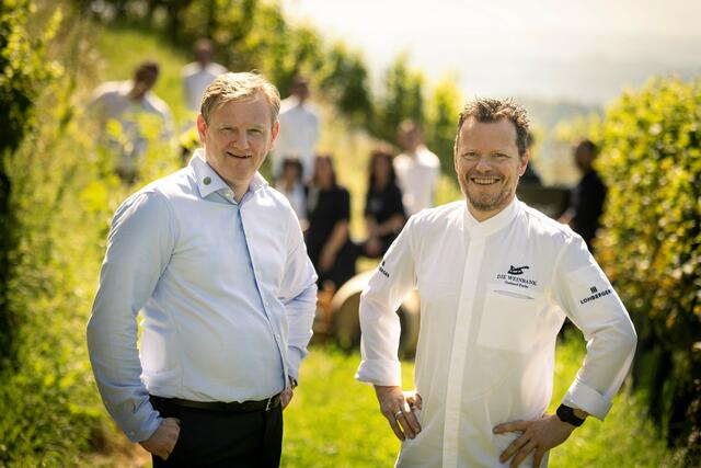 Sommelier Christian Zach und Haubenkoch Gerhard Fuchs führen das steirische Falstaff-Ranking an und sichern sich mit 4 Gabeln und 98 Punkten erneut den Landessieg. | Foto: Weinbank
