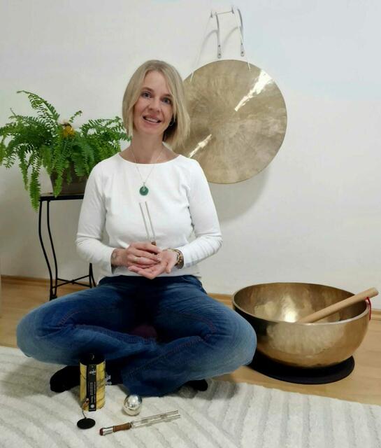 Klangtherapeutin Bettina Kraft lädt ein zu mehr Achtsamkeit. | Foto: Bettina Kraft