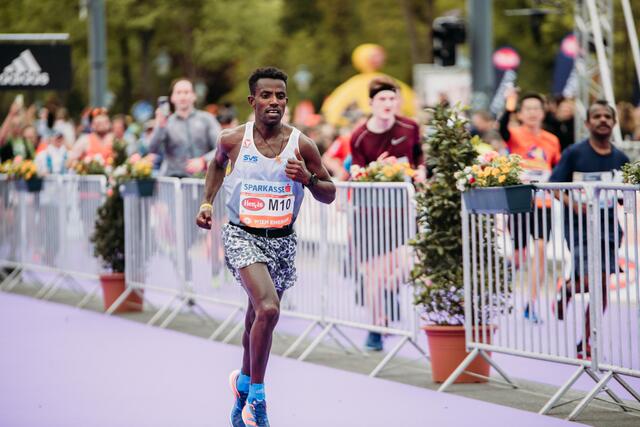 Am 6. April findet heuer der 42. Vienna City Marathon statt. Eine Startnummerist auch dem ehemaligen österreichischen Marathonrekordhalter Lemawork Ketema vorbehalten.  | Foto: VCM / Jenia Symonds
