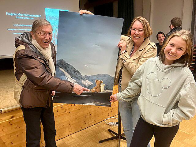 Bücherei-Obfrau Hannelore Reichmann und Tochter Sophie überreichten Jonny Hill zwar nicht Teddybär 1-4, aber dafür ein Plakat mit (Tirol Werbung-)Bär im Gebirge.
 | Foto: privat