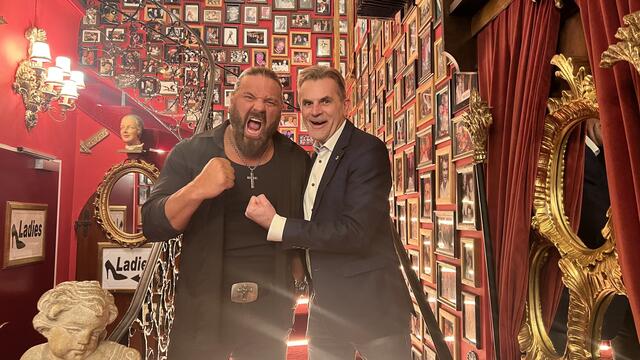 James Storm alias Cowboy stärkte sich für seinen Kampf im Ring, im Marchfelderhof bei Hausherr Peter Großmann. | Foto: Marchfelderhof