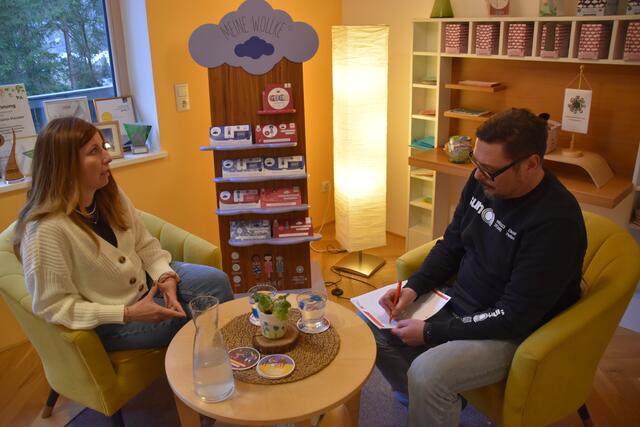 Tabuthema "Sex im Alter": Sexualberaterin Sabine Fallmann-Hauser aus Lunz am See gibt Redakteur Roland Mayr im Interview Auskunft. | Foto: Renate Schöbella