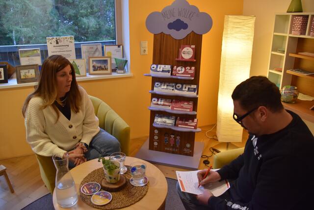 Tabuthema "Sex im Alter": Sexualberaterin Sabine Fallmann-Hauser aus Lunz am See gibt Redakteur Roland Mayr im Interview Auskunft. | Foto: Renate Schöbella