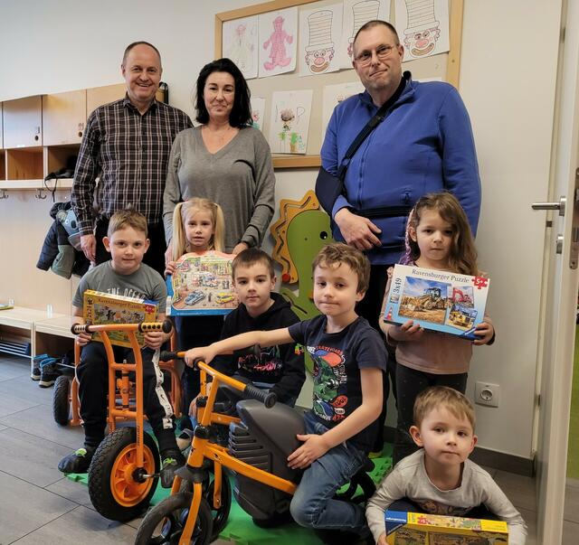 Anschaffung neuer Spielsachen für den Kindergarten Neudorf aus dem Reinerlös des Krampuspunsches. 
Bürgermeister Karel Lentsch, Kindergartenleiterin Eveline Karner und Gemeindevorstand Thomas Schöner mit ein paar Kindergartenkindern.  | Foto: Gemeinde Neudorf