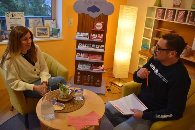 Tabuthema "Sex im Alter": Sexualberaterin Sabine Fallmann-Hauser aus Lunz am See gibt Redakteur Roland Mayr im Interview Auskunft. | Foto: Renate Schöbella