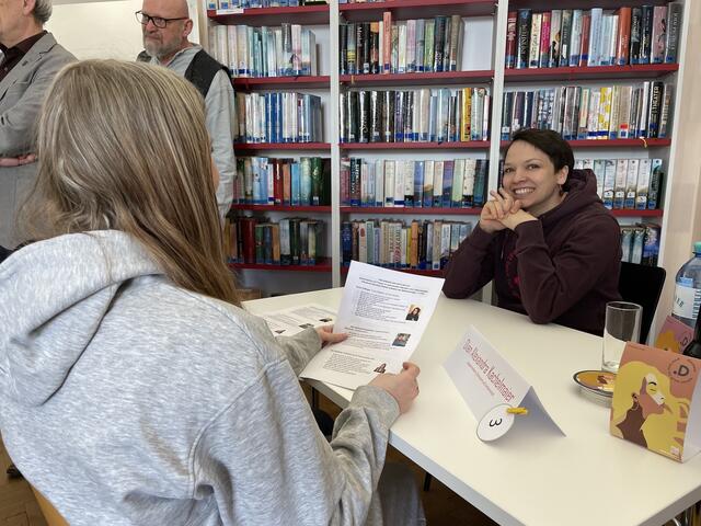 Diana Kachelmaier, Chemie-Absolvent und heute leidenschaftlicher Bierbrauer, steht Rede und Antwort.  | Foto: Öffentliche Bibliothek Birkfeld