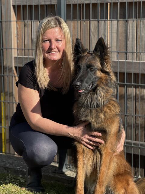 Melanie Eibl mit "Keks", der bald als ausgebildeter Rettungshund Einsätze bestreiten darf. | Foto: Eibl