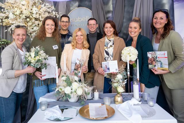Julia Römer, Bettina Bister, Roman Steindl, Sabrina Hafner, Hannes Doppler, Sarah Orzetek, Nika Basic, Franka Schridde (v.l.n.r.). | Foto: Dieter Arbeiter