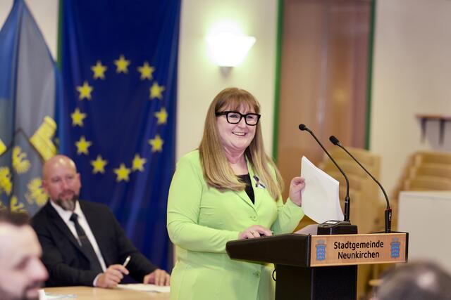 Stadtchefin Klaudia Osztovics. Im Hintergrund: ihr neuer Vize Marcus Berlosnig. | Foto: Santrucek