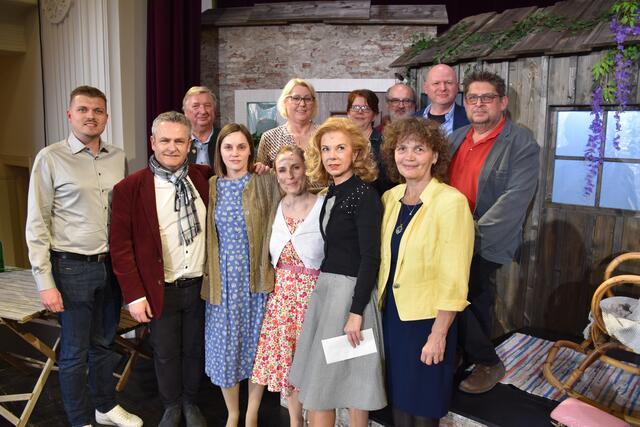 Das Ensemble mit Vizebürgermeisterin Waltraud Kronawetter. | Foto: Alexandra Goll