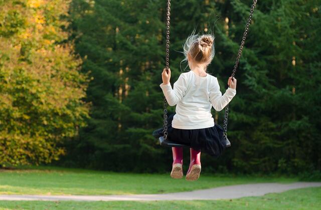 Der Bewegungsdrang kommt bei Kindern oft von innen und ist für eine gesunde Entwicklung von großer Bedeutung. | Foto: Pixabay