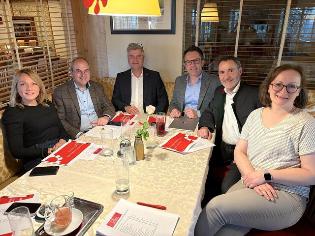 Daniela Adler, Andreas Schlemmer, Markus Hofer, Helmut Riedl, Bernhard Engelmann und Barbara Vorraber (v.l.).  | Foto: MeinBezirk