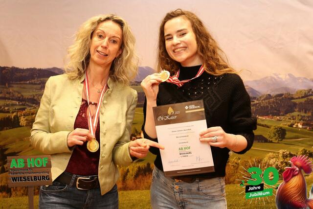 Sabine und Corina vom Biohof Zetner freuen sich über die Anerkennung. | Foto: KLAR!