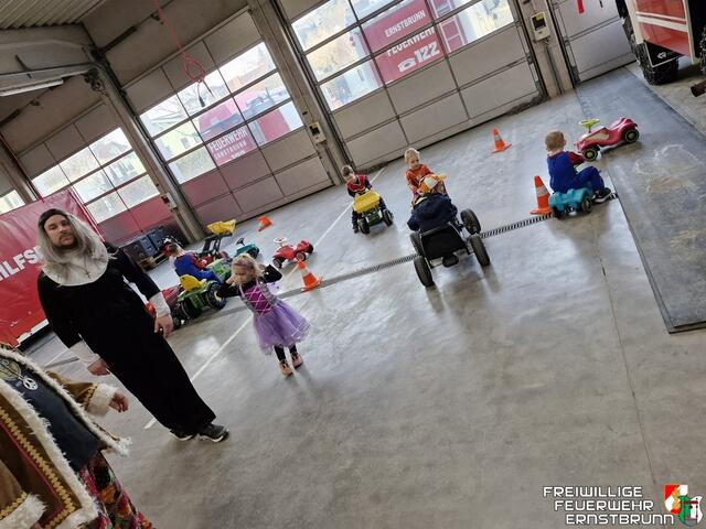 Groß und Klein feierten ausgelassen. | Foto: FF Ernstbrunn