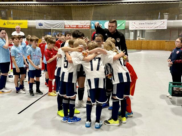 Am Sonntag, 9. März, fand in der Sporthalle in Hollabrunn der Hallenjuniorzauber 2025 statt. 40 Nachwuchsmannschaften der Altersklassen U6 bis U10 zeigten ihr Können und sorgten für spannende Spiele.  | Foto: Markus Kahrer/MeinBezirk