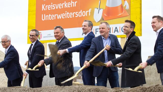 Von links: Christian Dick, Martin Pöcheim, Günther Steinkellner (Landesrat für Infrastruktur), Hartwig Hufnagel (Asfinag-Vorstand), Johannes Matzinger (Bürgermeister Unterweitersdorf), Harald Schuh (Nationalratsabgeordneter FPÖ) und Uwe Tuma (Niederlassungsleiter der Firma Swietelsky). | Foto: MeinBezirk/Justin Pröll