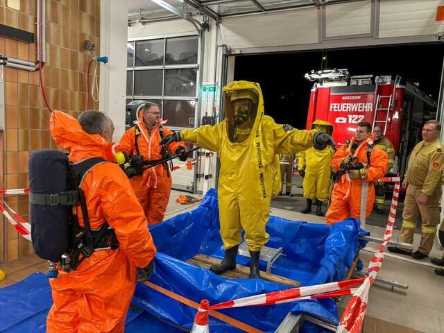 Der Schwerpunkt dieser Übung lag auf dem richtigen Umgang mit den Schutzanzügen der Stufe 3. | Foto: Freiwillige Feuerwehr Stadt Oberndorf