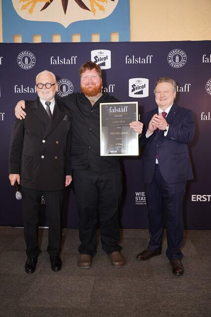 Falstaff Restaurantguide 2025: erstmals vier 100-Punkte-Restaurants und Lukas Mraz ist Koch des Jahres. Im Bild links Herausgeber Wolfgang Rosam, rechts Wiens Bürgermeister Michael Ludwig. | Foto: Andreas Tischler