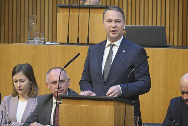 Vizekanzler Andreas Babler (SPÖ) verteidigt die geplante Mietpreisbremse. | Foto: Parlamentsdirektion/Johannes Zinner