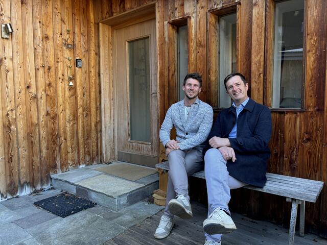 Der neue Hausbesitzer Mathias Eder und Bürgermeister Martin Harb (r.).  | Foto: Haun