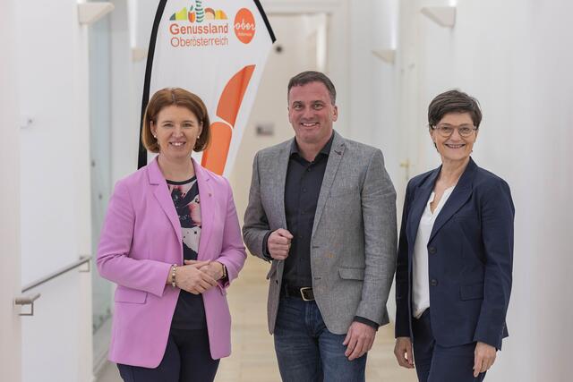 V. l.: Genussland-Obfrau LRin Michaela Langer-Weninger, HiWu-Vorstand Rainer Rohregger und Genussland Verein-Geschäftfsührerin Margit Steinmetz-Tomala. | Foto: Land OÖ/Guggenberger
