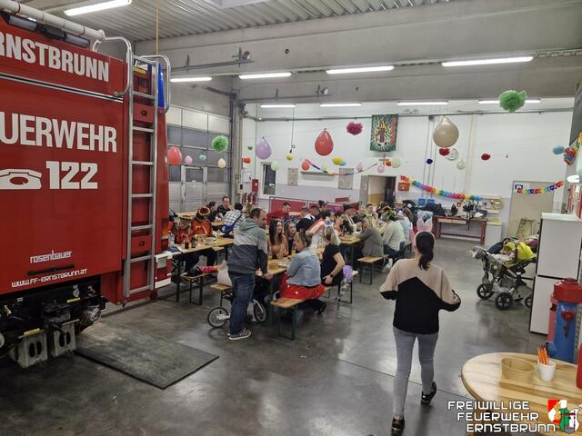 Die Einsatzfahrzeuge rückten in den Hintergrund. | Foto: FF Ernstbrunn