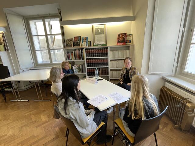 Magdalena Reiter-Reitbauer, Leiterin der Kommunikation bei Hobby Lobby, arbeitet außerdem als freie Journalistin und Moderatorin und bringt ihre Expertise in Medien und Kommunikation ein. | Foto: Öffentliche Bibliothek Birkfeld