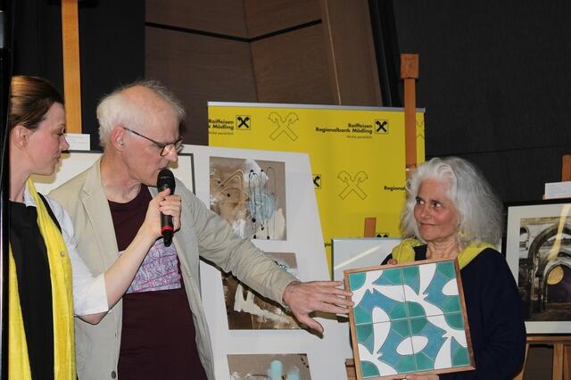 Künstler András Bodi erklärt die Friedenstaub in seinem Kunstwerk | Foto: mc