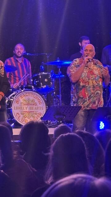 Gerold Fingerlos (am Schlagzeug, li.) und Fritz Messner (am Gesangsmikro, re.).