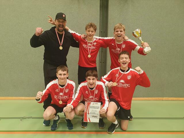So sehen Sieger aus: Das U16-Team der UFG Sparkasse Grieskirchen/Pötting mit Trainer Dietmar Weiß (l.). | Foto: UFG Grieskirchen/Pötting
