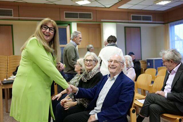 Bürgermeisterin Klaudia Osztovics in Grün begrüßt die ehemaligen Gemeinderäte Johann Mayerhofer und Christa Wallner. | Foto: Santrucek