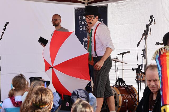 Zauberlehrling Zwicki verwandelte die Bühne in eine Zauberschule. | Foto: Kathrin Schauer